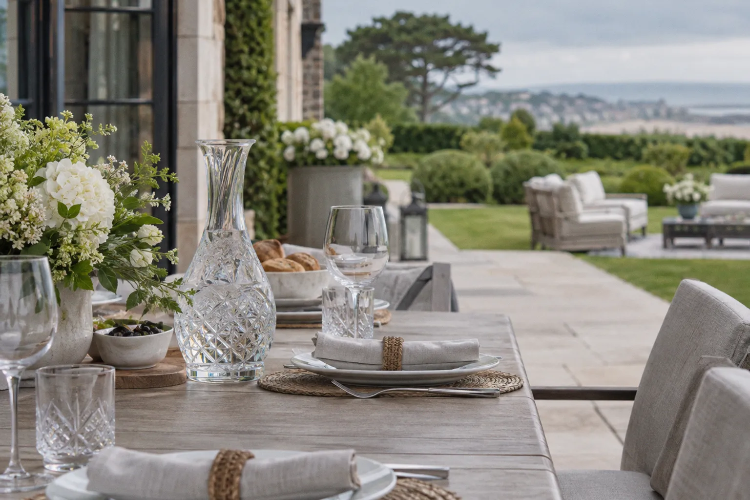 Jardin paysager ou terrasse aménagée : quel espace pour vos réunions ?