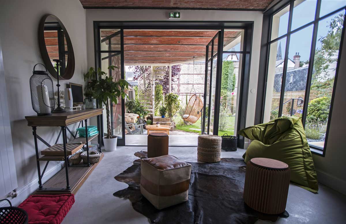 Espace détente et terrasse couverte