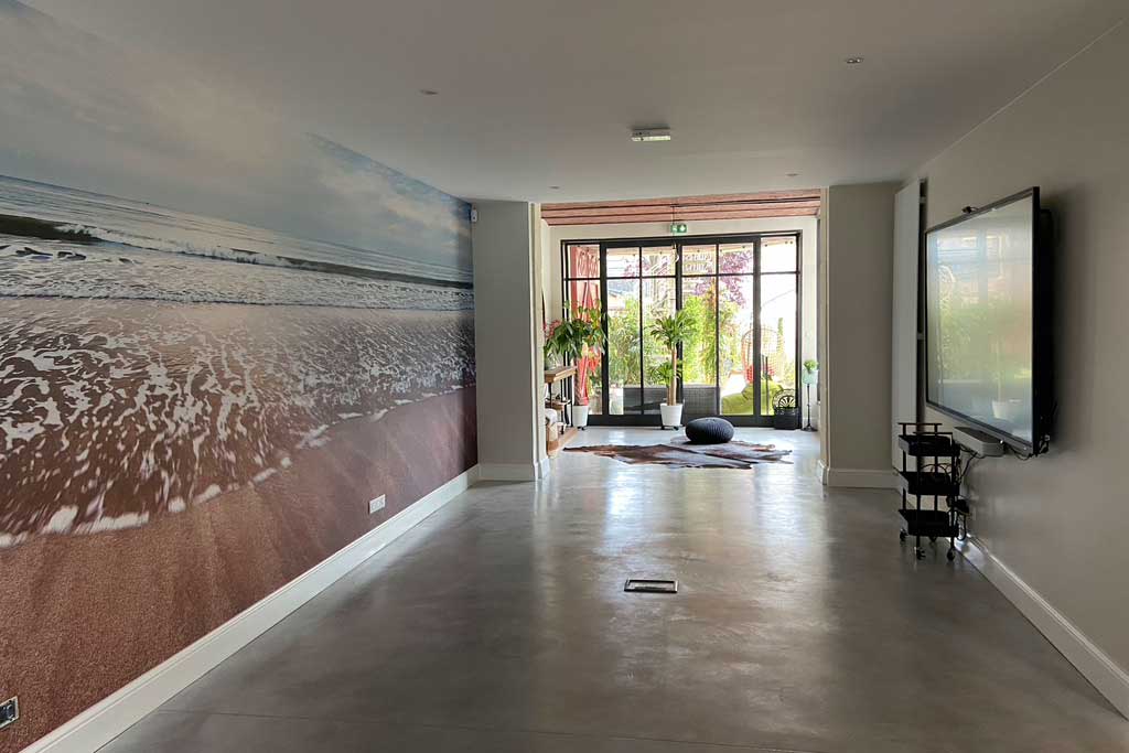 Salle de réunion de la Maison ReN avec Écran hi-tech