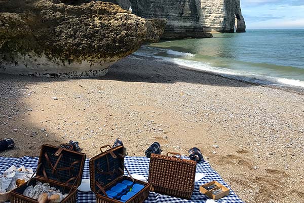 Organize a chic picnic in Étretat